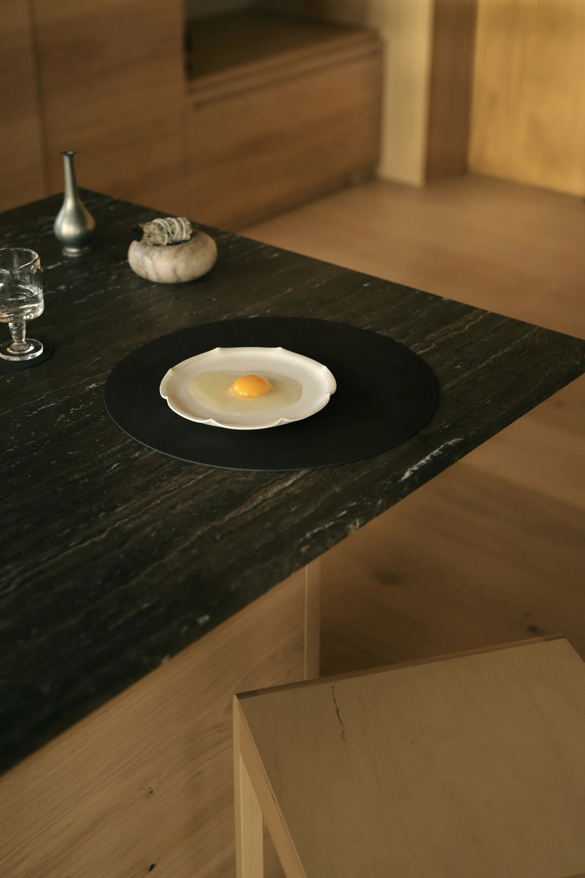 Corduroy bordstablett, Black ink, circle, L LIND DNA