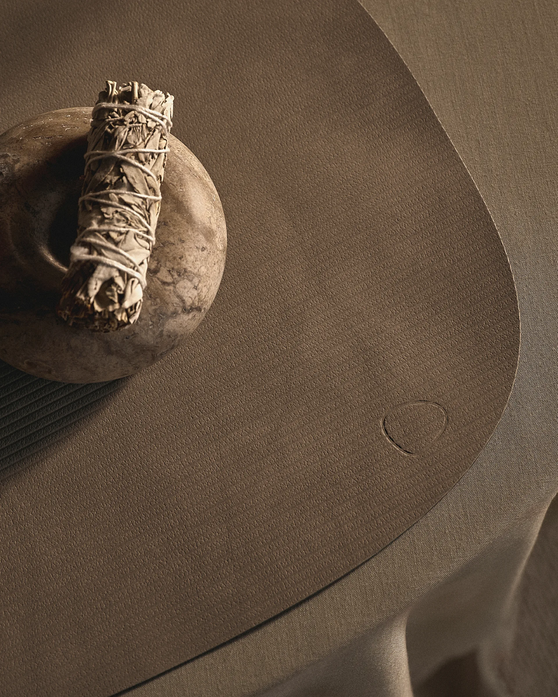 Corduroy bordstablett curve L, Nomad Grey LIND DNA