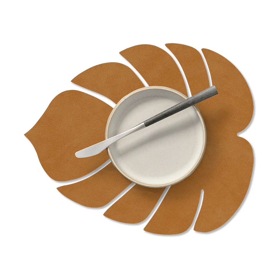 Monstera Leaf Nupo bordstablett S, Burned curry, 26x22 cm LIND DNA