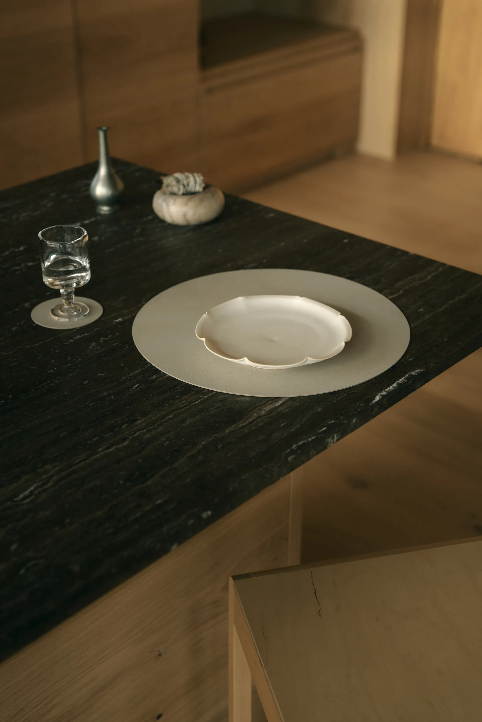 Nupo bordstablett, Oyster white, circle, L LIND DNA