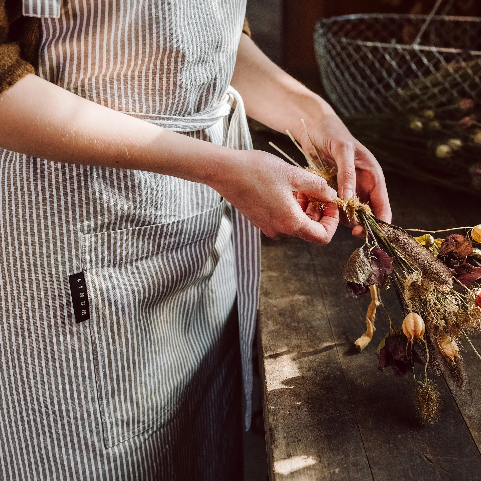 Emma förkläde, Mullvadsbrun Linum
