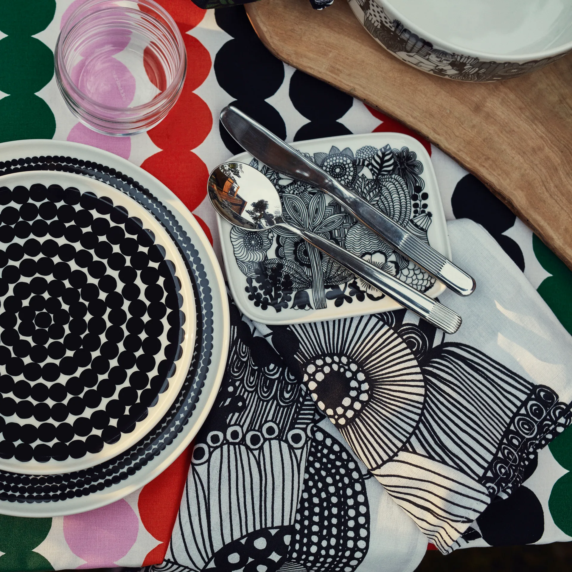 Räsymatto tallrik Ø 25 cm, svart-vit (små prickar) Marimekko