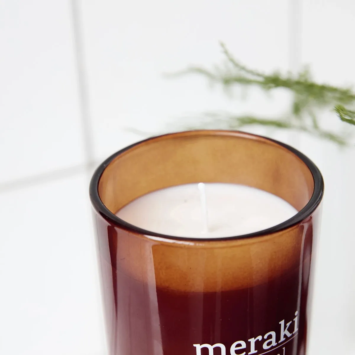 Meraki doftljus brunt glas 35 timmar, Nordic pine Meraki