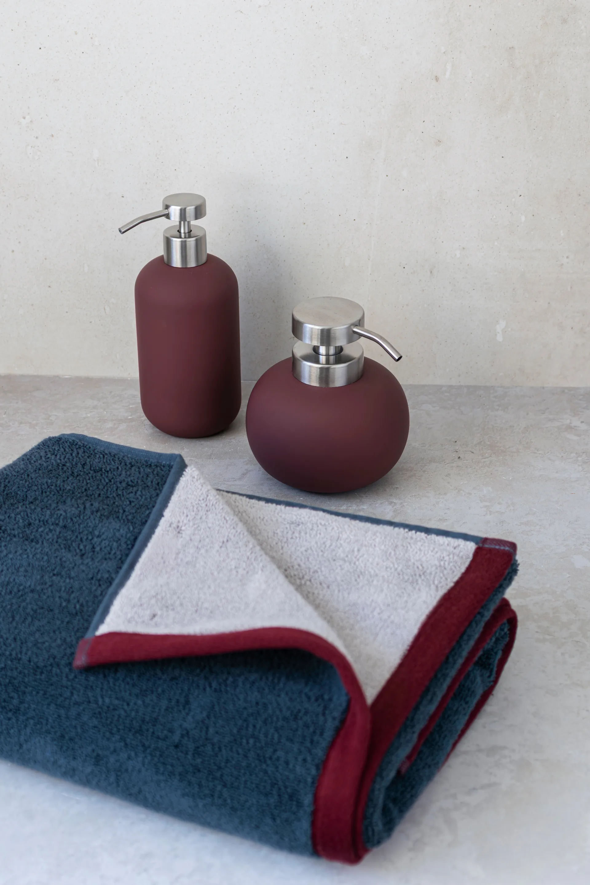 Lotus play tvålpump hög, inkl 2 pumphuvuden, Wine Mette Ditmer