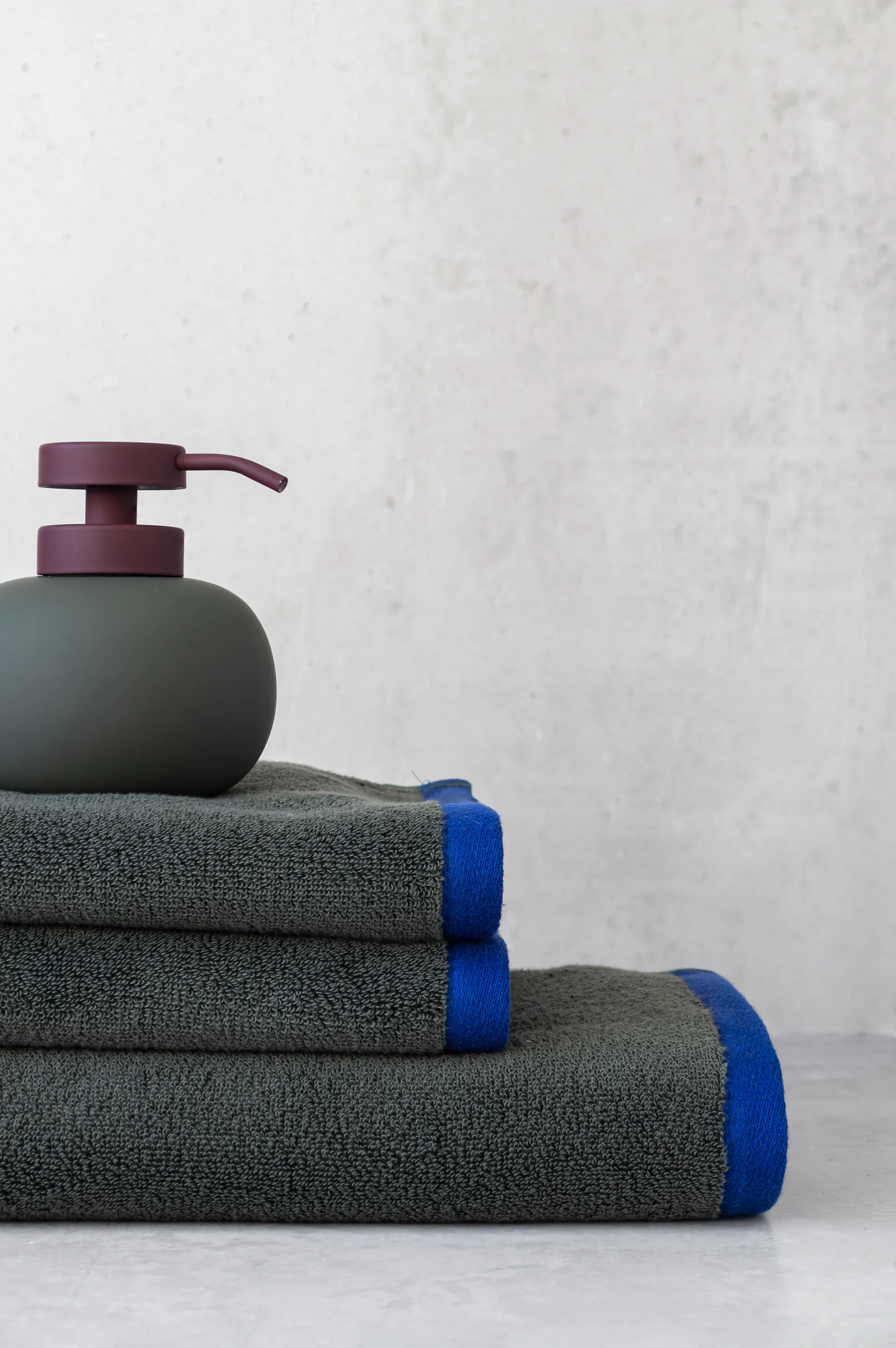 Lotus play tvålpump låg, inkl 2 pumphuvuden, Dark olive Mette Ditmer