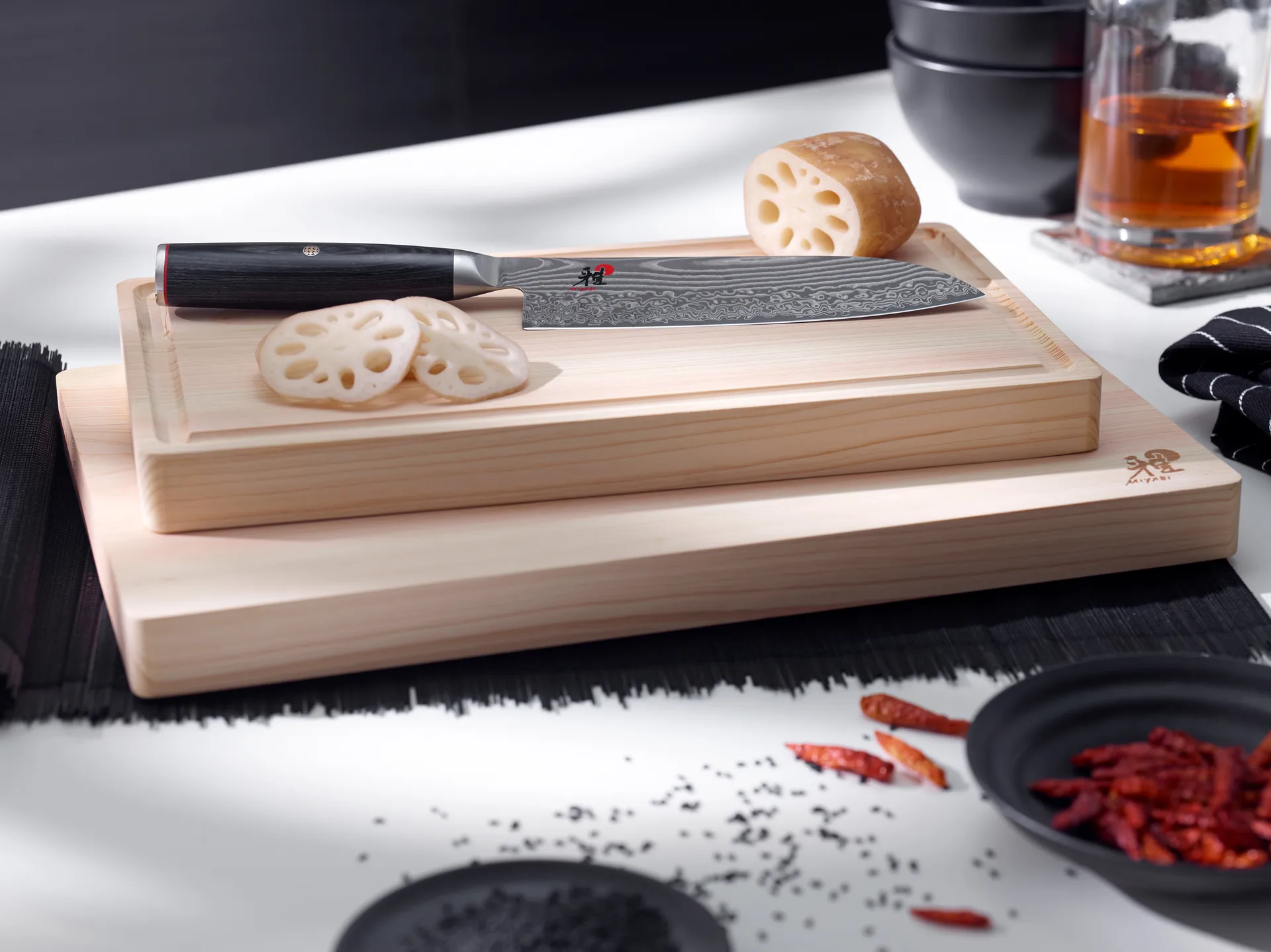 Raw 5000FCD kockkniv gyutoh 24 cm, Damaskus-svart Miyabi