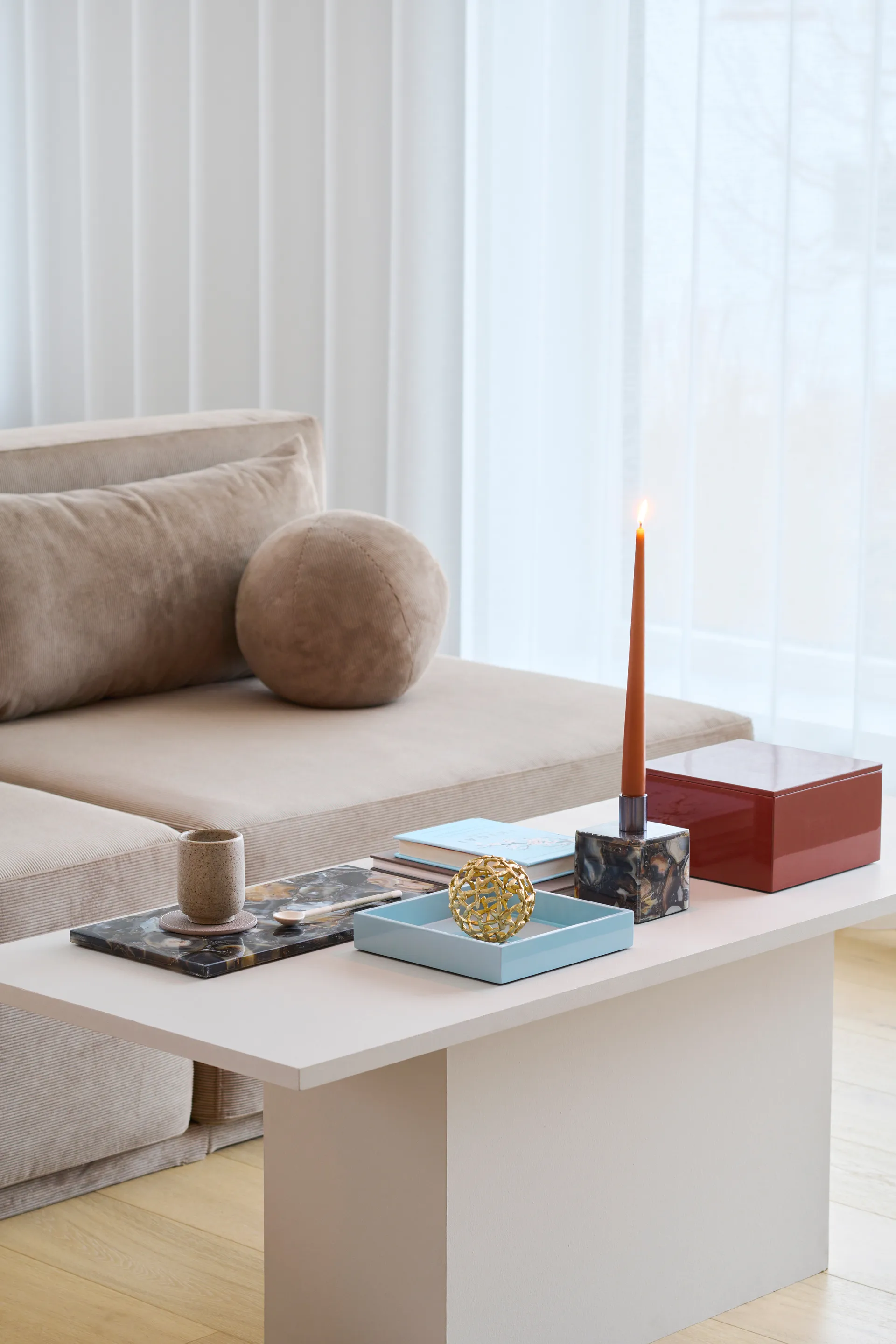 Lux lackad dekorationsbricka 19x19x3,5 cm, Powder blue Mojoo