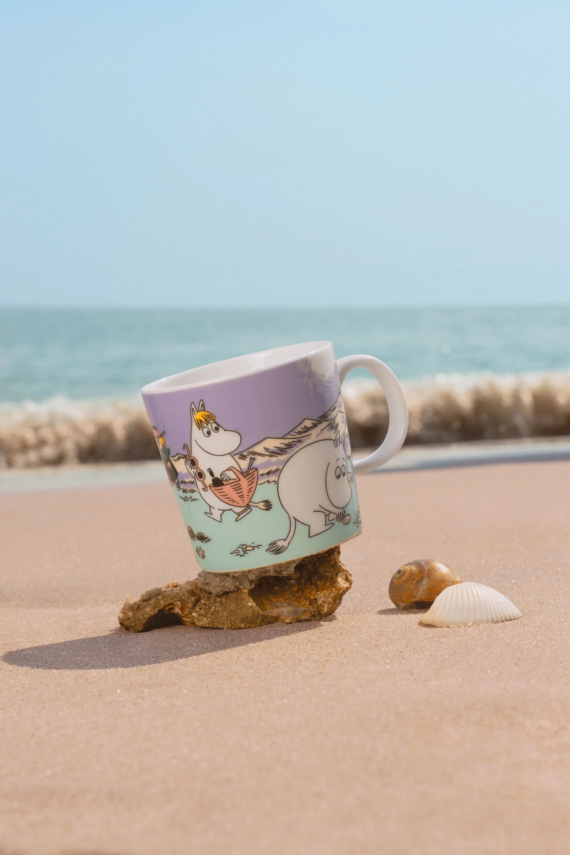Muminmugg 2025 En dag på stranden, 30 cl Moomin Arabia