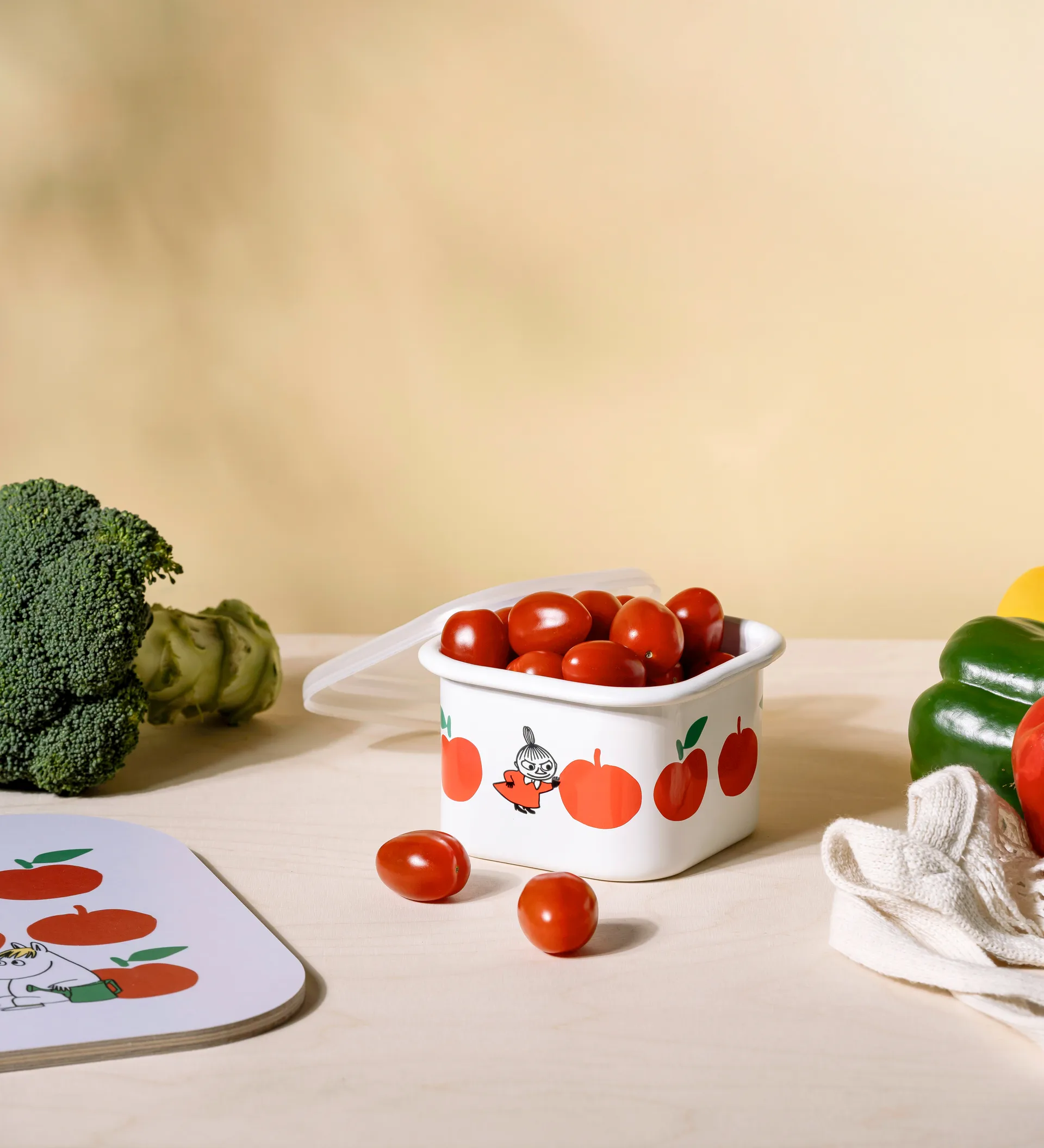 Mumin emaljburk med lock 0,67 L, Joyfull Apples-röd Muurla