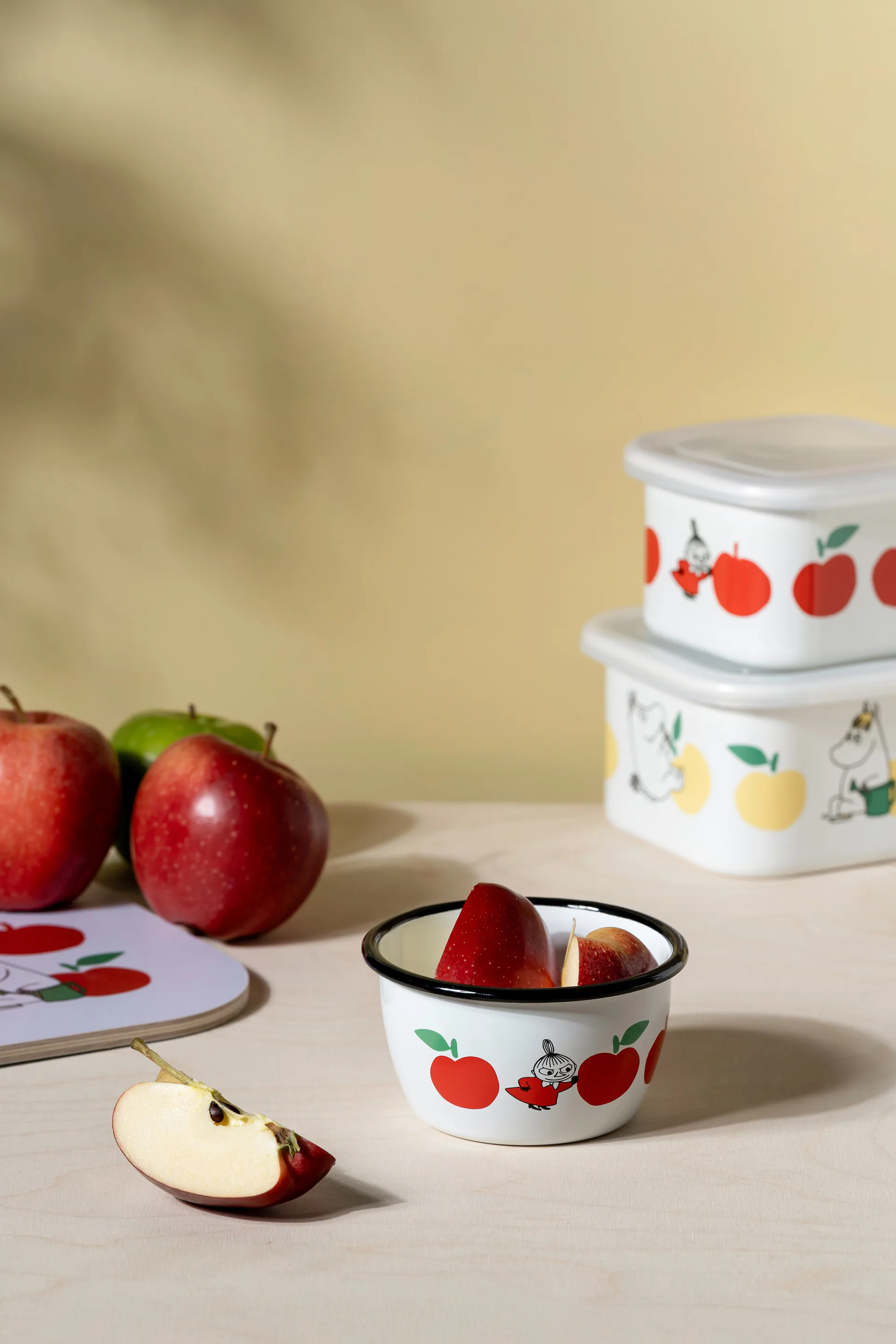 Mumin emaljskål 30 cl, Joyfull Apples-röd Muurla