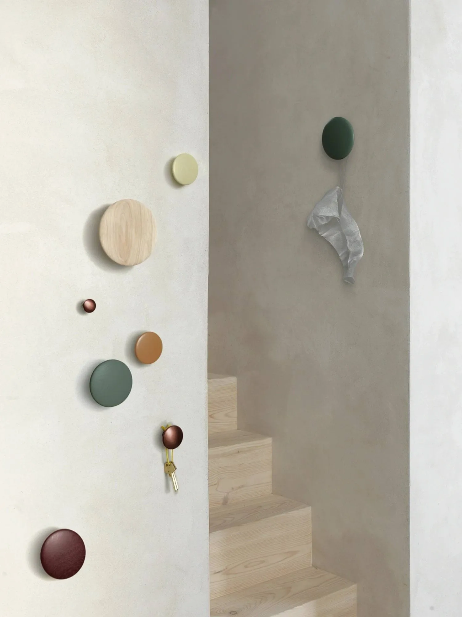 The Dots klädkrok ek, Ø13 cm Muuto