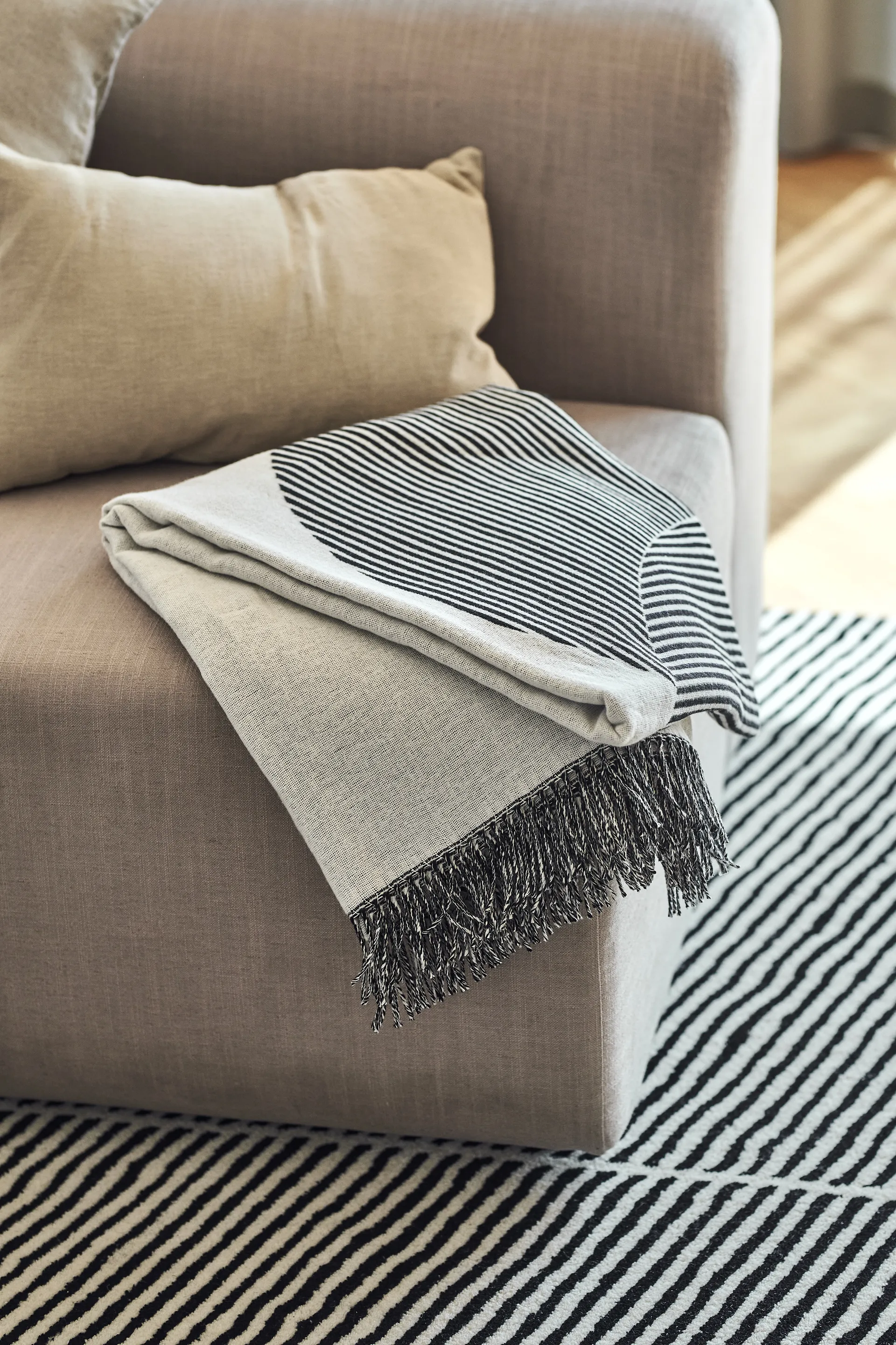 Circles bomullspläd 130x185 cm, Svart NJRD