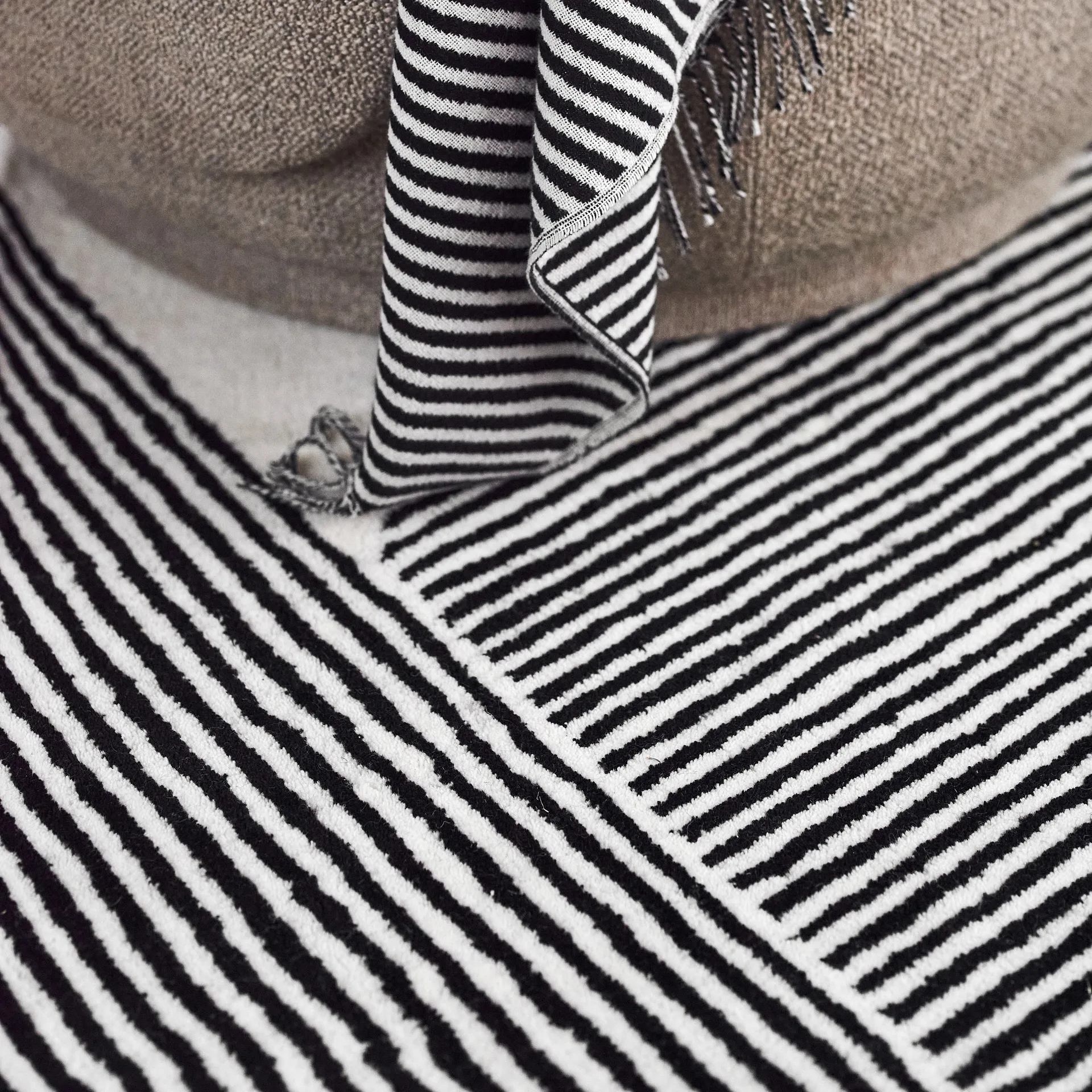 Stripes ullmatta naturvit, 200x300 cm NJRD