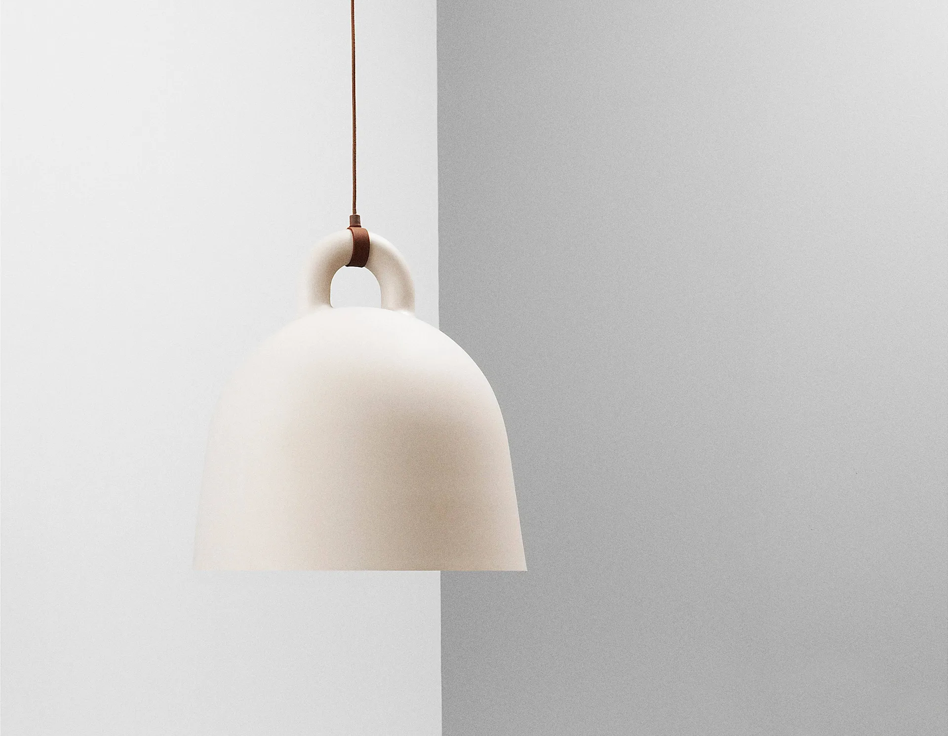 Bell lampa sand, medium Normann Copenhagen