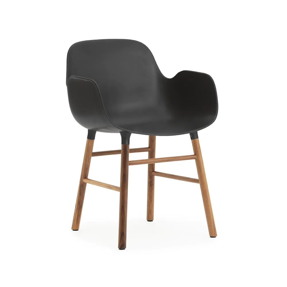 Normann Copenhagen Form karmstol black valnötsben