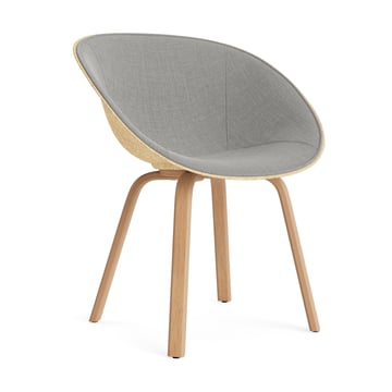 Läs mer om Normann Copenhagen Mat Armchair karmstol framsideklädd Remix 133-hemp-beech
