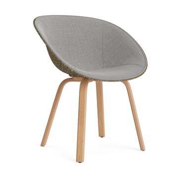 Läs mer om Normann Copenhagen Mat Armchair karmstol framsideklädd Remix 133-seaweed-beech