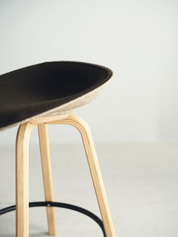 Mat Barstool barpall framsideklädd 65 cm - Ultra 41599-hemp-beech-black steel - Normann Copenhagen