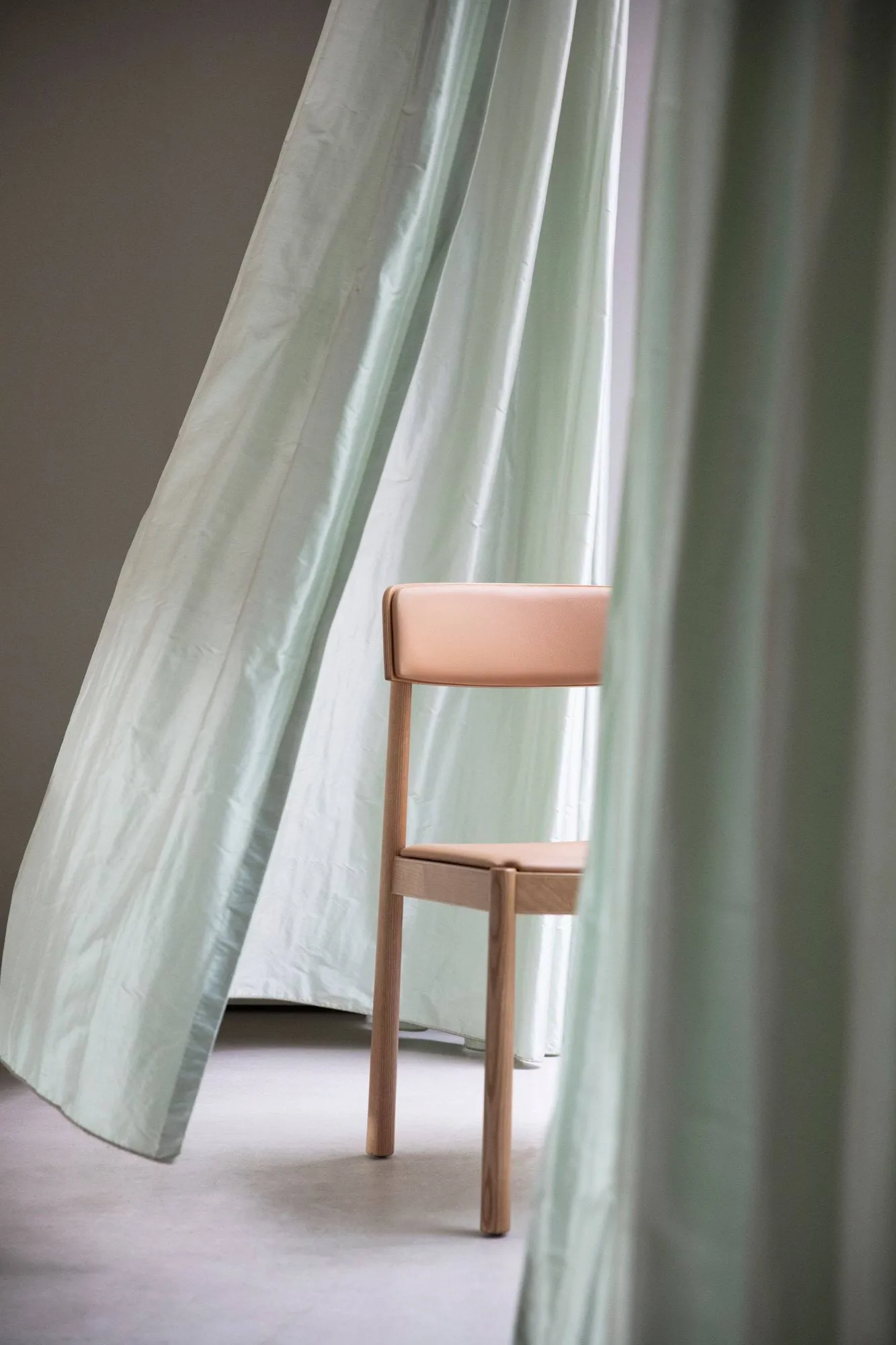 Timb stol med dyna, Tan/ Ultra Leather - Camel Normann Copenhagen