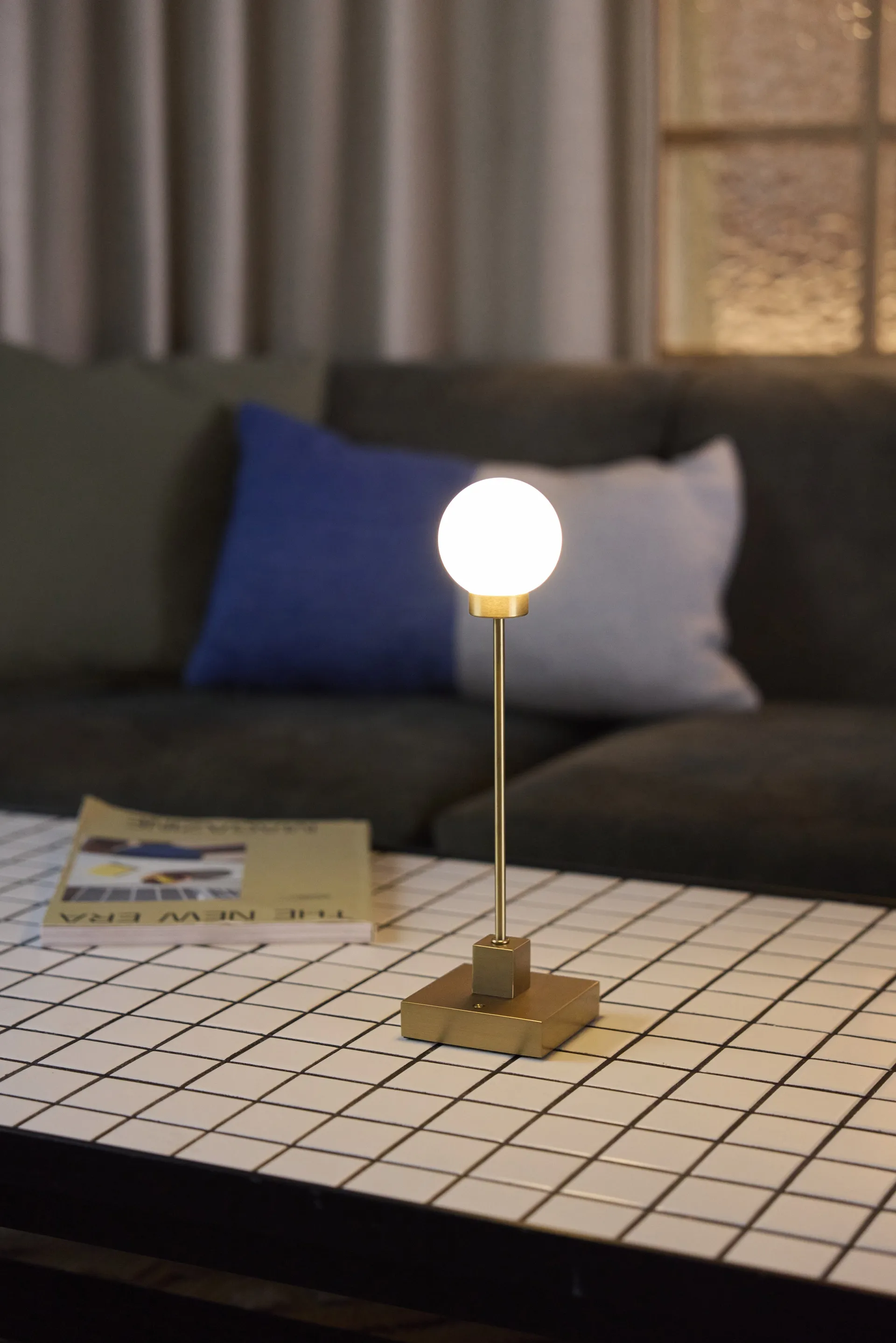 Snowball portabel bordslampa 33 cm, Mässing Northern