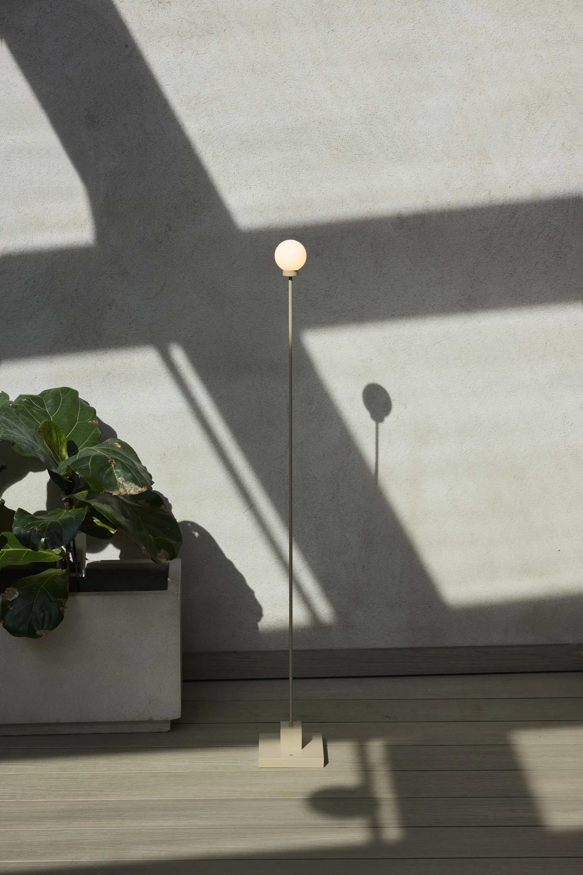 Snowball portabel golvlampa 122 cm, Mässing Northern