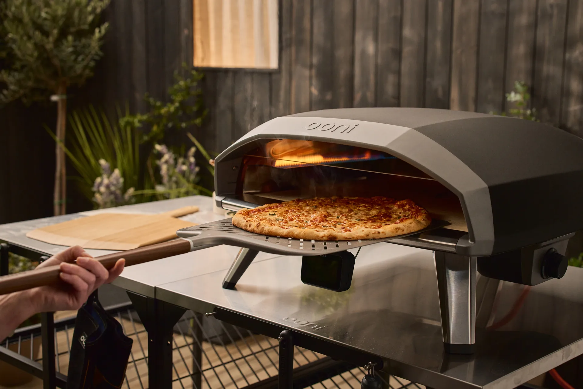 Ooni Signature perforerad pizzaspade, Aluminium-valnöt, 12" Ooni