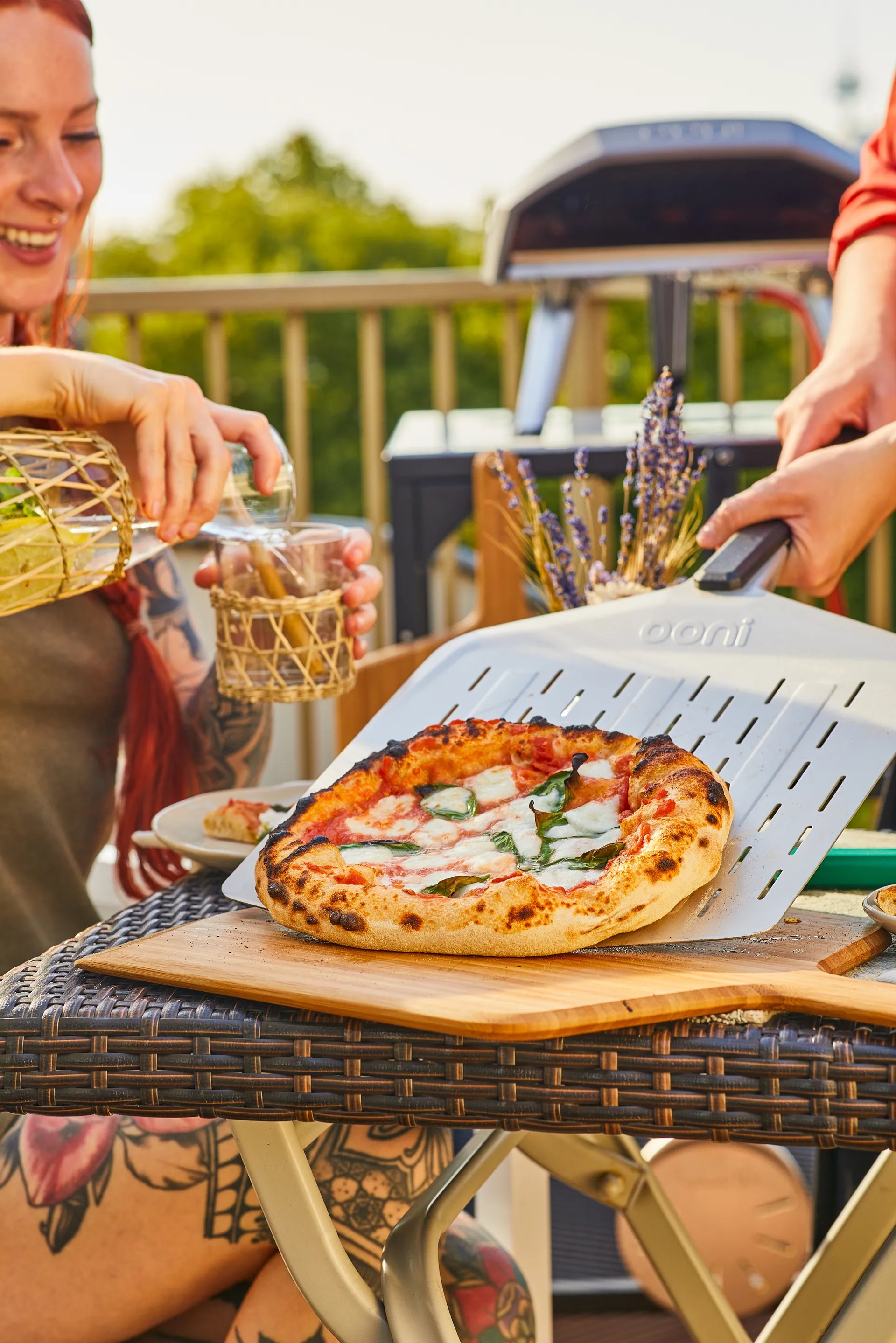 Ooni Signature perforerad pizzaspade, Aluminium-valnöt, 12" Ooni