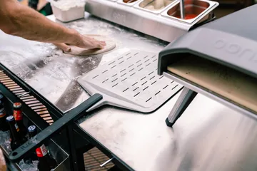Ooni Signature perforerad pizzaspade - Aluminium-valnöt, 14" - Ooni