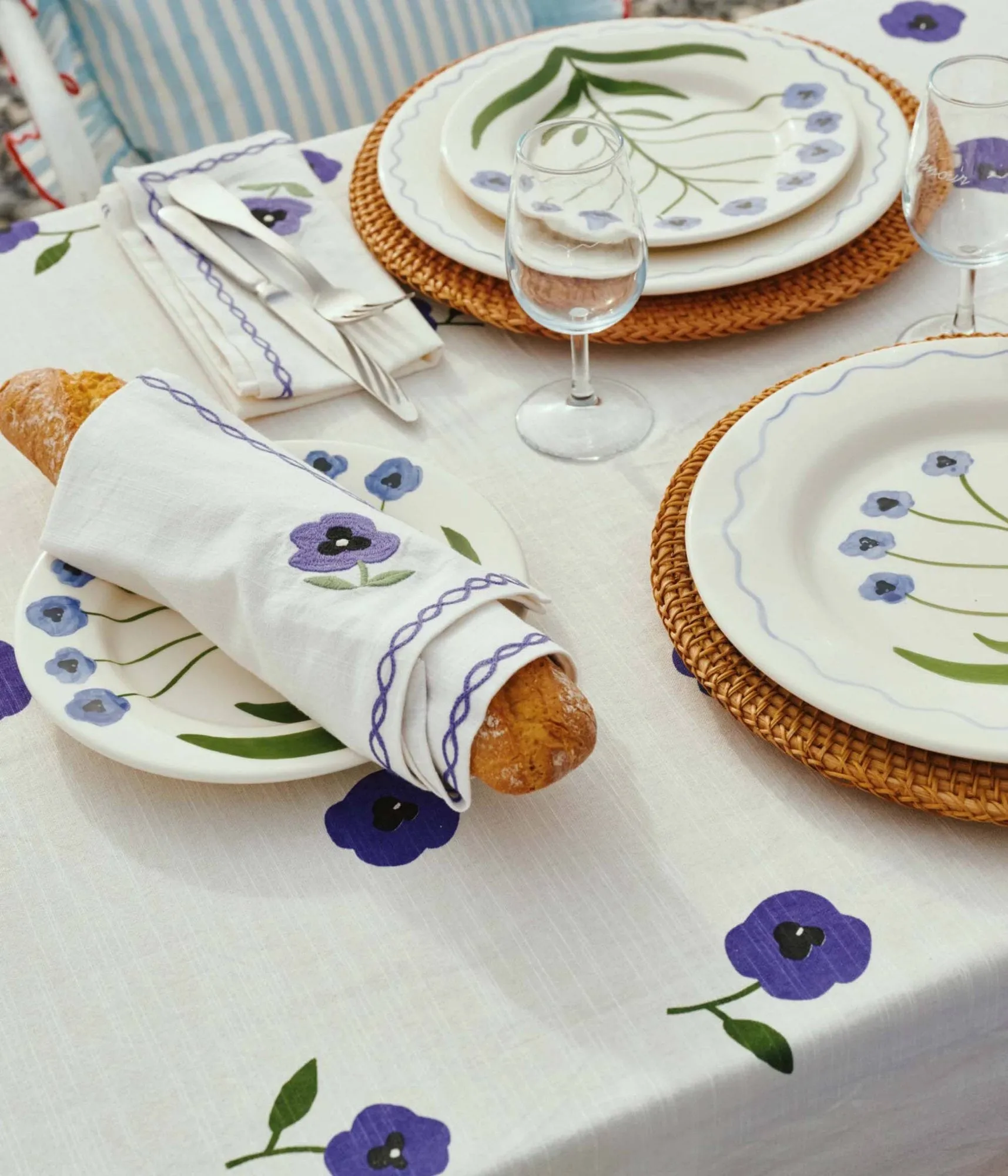 Madelen Möllard Pansy bordsduk, Blue, 350x150 cm Pick a Poppy