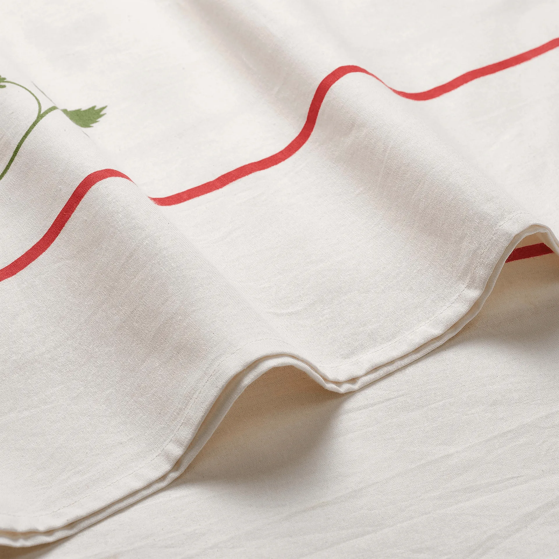 Wild Strawberry bordsduk, Red, 250x150 cm Pick a Poppy