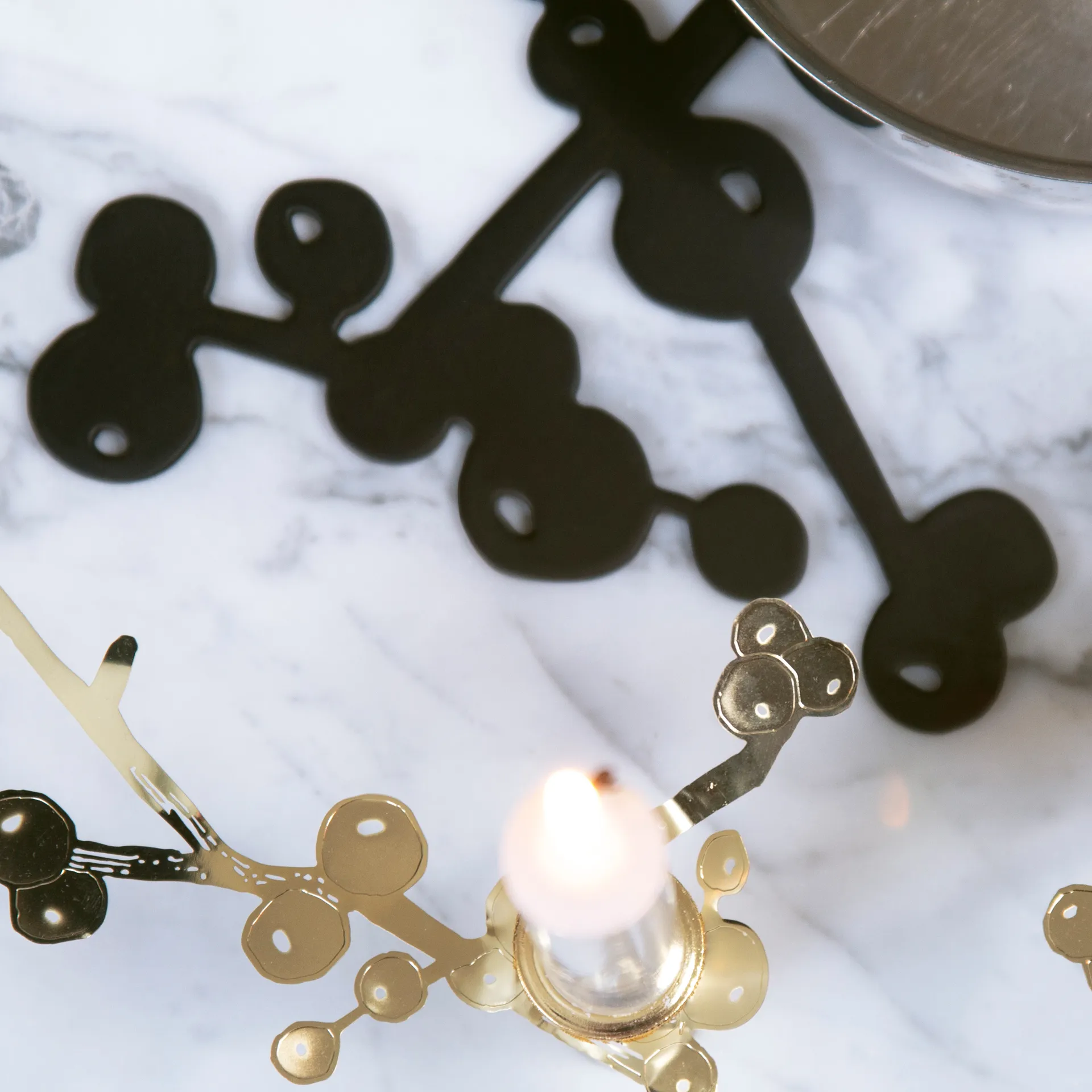 Berry grytunderlägg, Svart Pluto Design