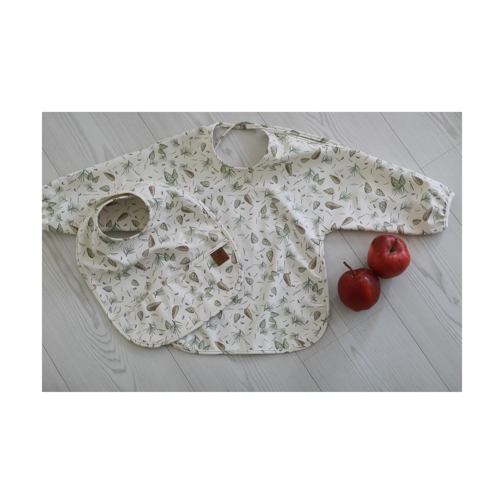 Elsa Beskow Tomtebobarnen haklapp med ärm, Grön Rätt Start