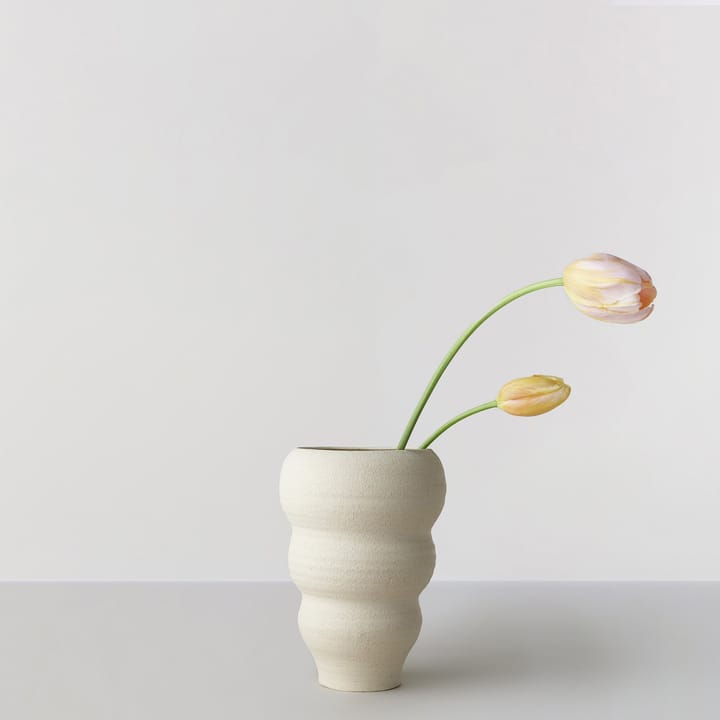 Hand turned vase no. 60 Curved, Vanilla Ro Collection