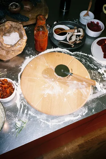 Grand Cru pizzabräda och pizzaskärare - Bok, Ø35 cm - Rosendahl