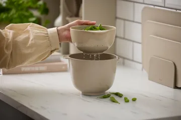 NEW Margrethe skål med durkslag - Humus, 1,5 liter - Rosti