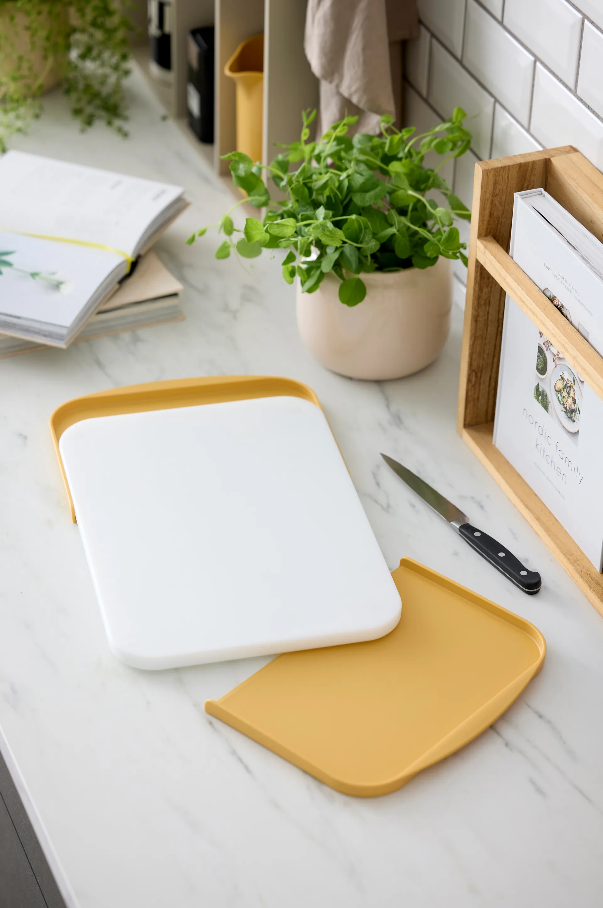 Separa skärbräda med brickor, Curry, 39x26 cm Rosti