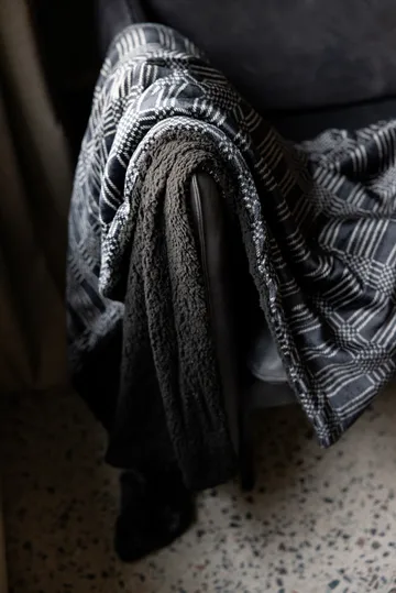 Rut fleecepläd 130x170 cm - Svart - Sagaform