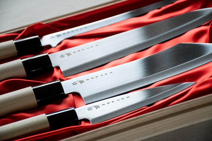 Knivset i balsabox 22x38 cm, 4 delar Satake