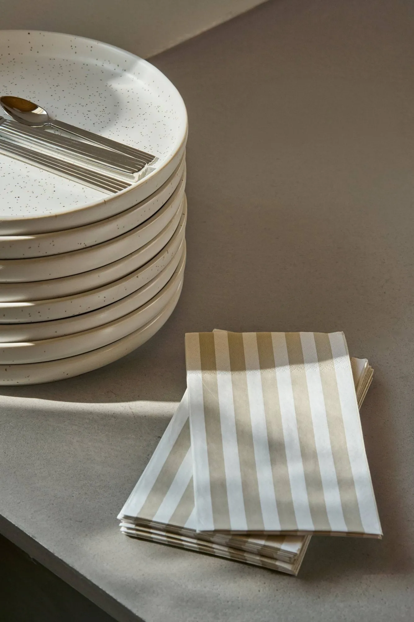 Bold Stripe pappersservett, Vit-beige, 15‑pack, 33×40 cm Scandi Essentials