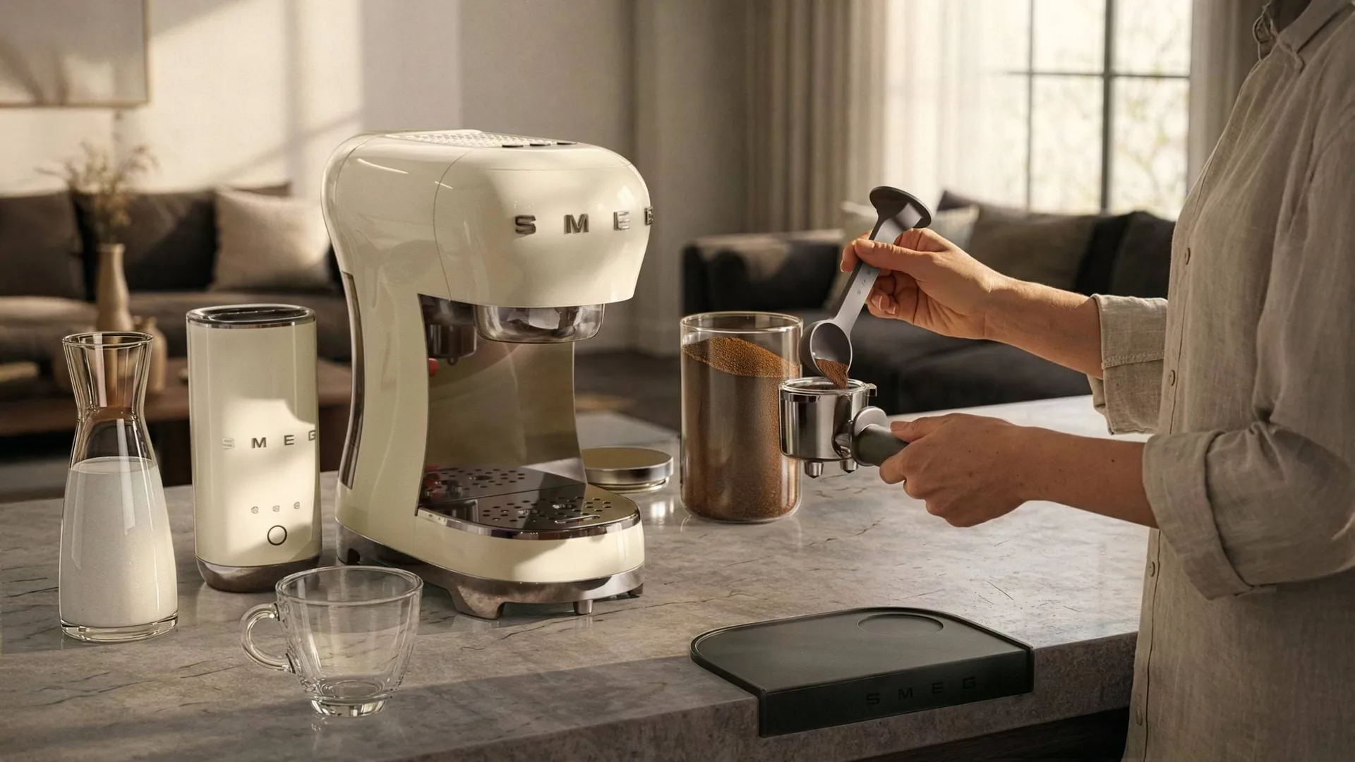 Smeg 50's Style espressomaskin med mjölkskummare, Creme Smeg