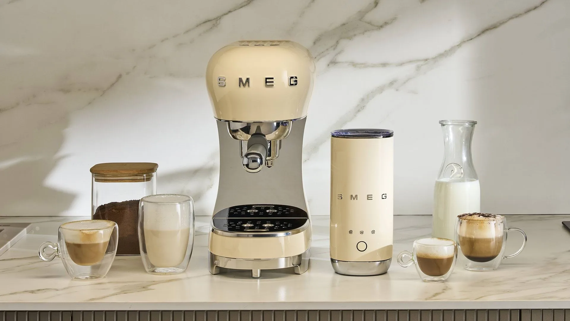 Smeg 50's Style espressomaskin med mjölkskummare, Creme Smeg