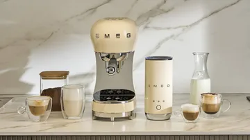 Smeg 50's Style espressomaskin med mjölkskummare - Creme - Smeg