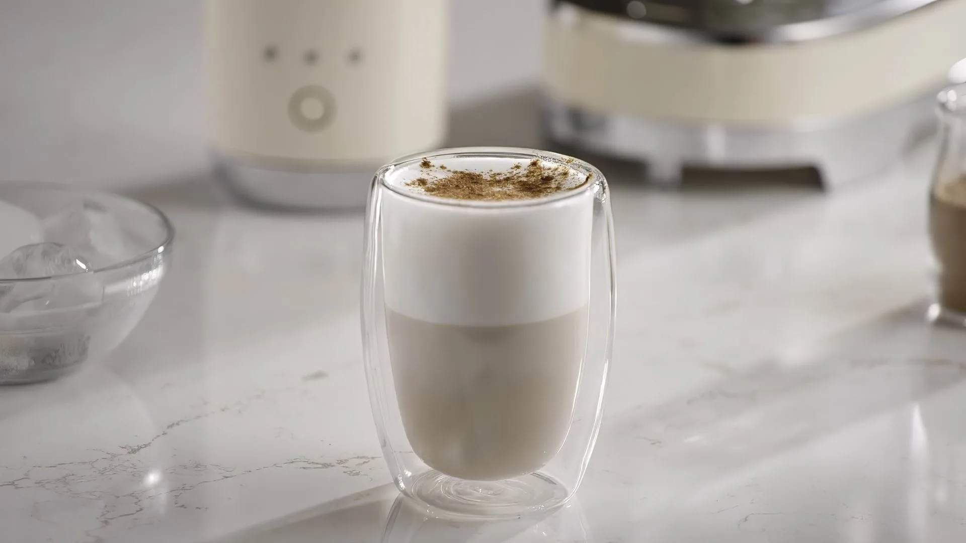 Smeg 50's Style espressomaskin med mjölkskummare, Creme Smeg