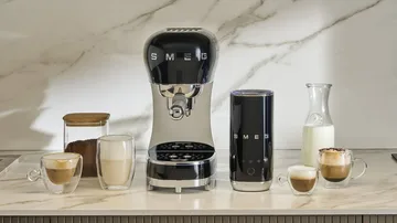Smeg 50's Style espressomaskin med mjölkskummare - Svart - Smeg