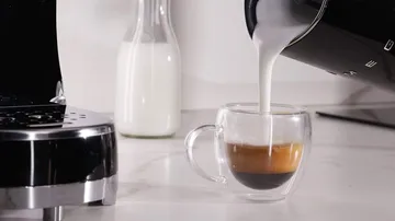 Smeg 50's Style espressomaskin med mjölkskummare - Svart - Smeg