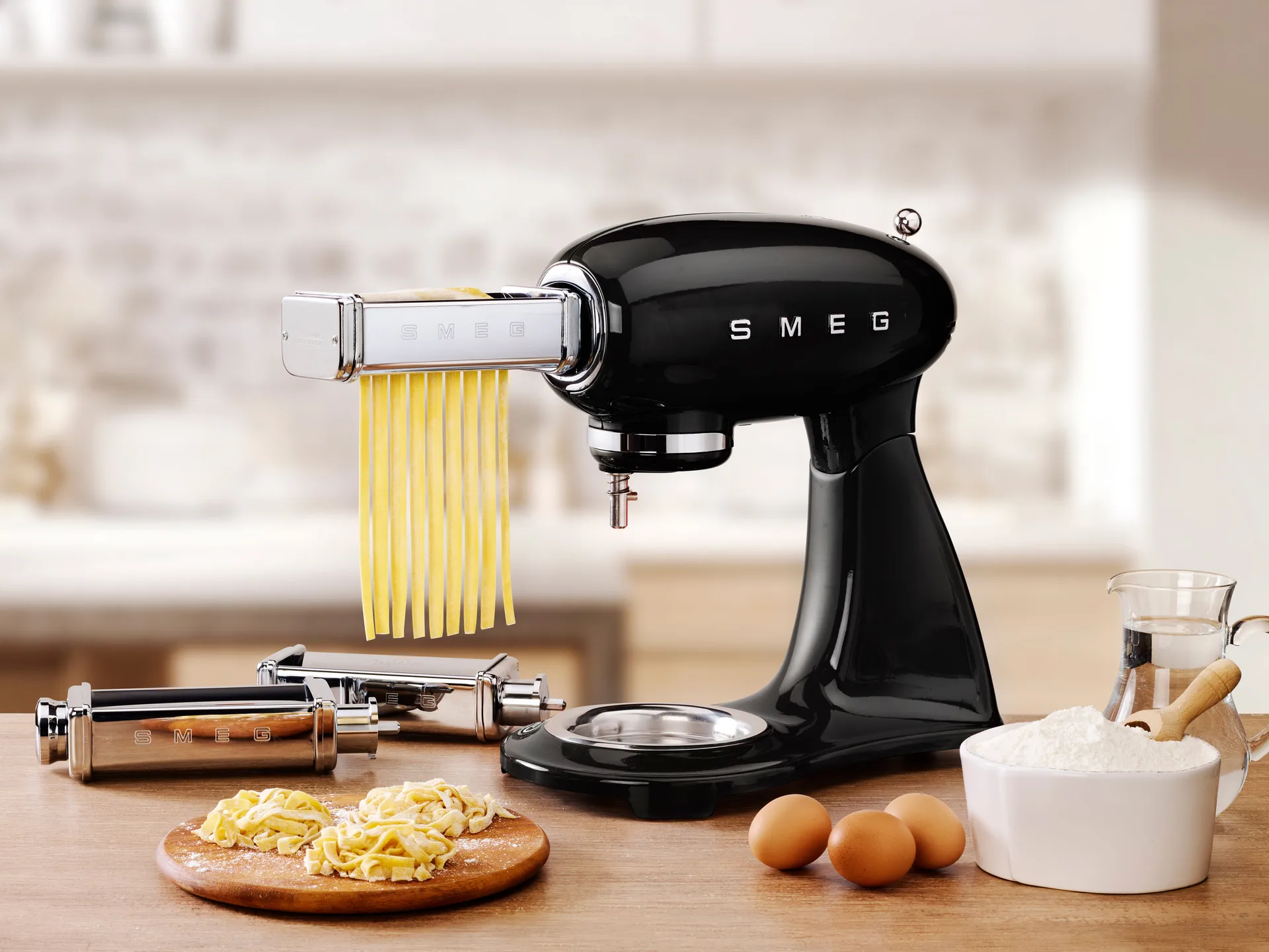 Smeg 50's Style köksmaskin 4,8 L, Svart Smeg