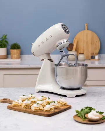 Smeg 50's style köksmaskin - Creme, 1000 w, 4,8 L - Smeg