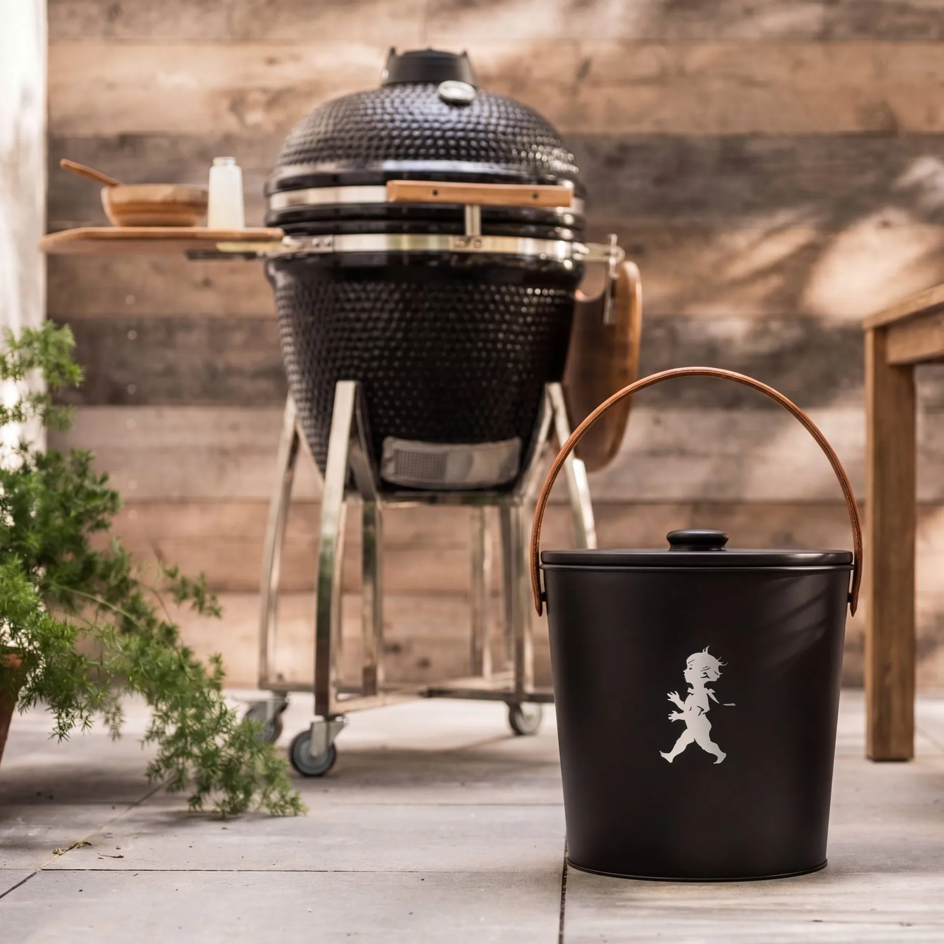 Solstickan askhink, Svart Solstickan Design