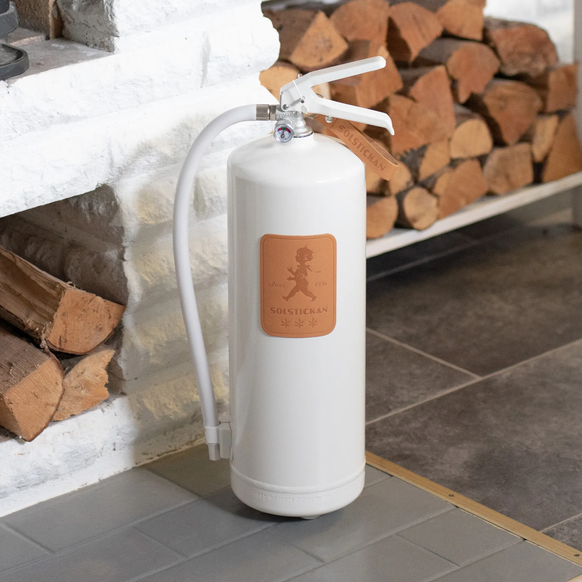 Solstickan brandsläckare 6 kg, Vit-ljust läder Solstickan Design