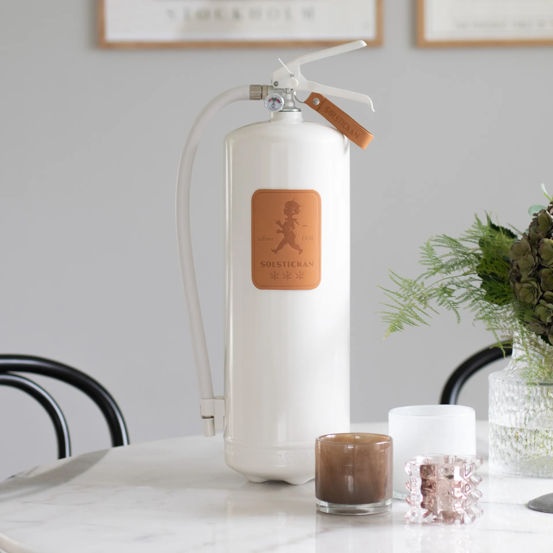 Solstickan brandsläckare 6 kg, Vit-ljust läder Solstickan Design